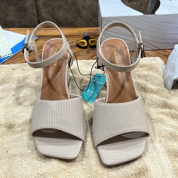 NWT size 8 Nicole pumps. - Picture 2 of 3